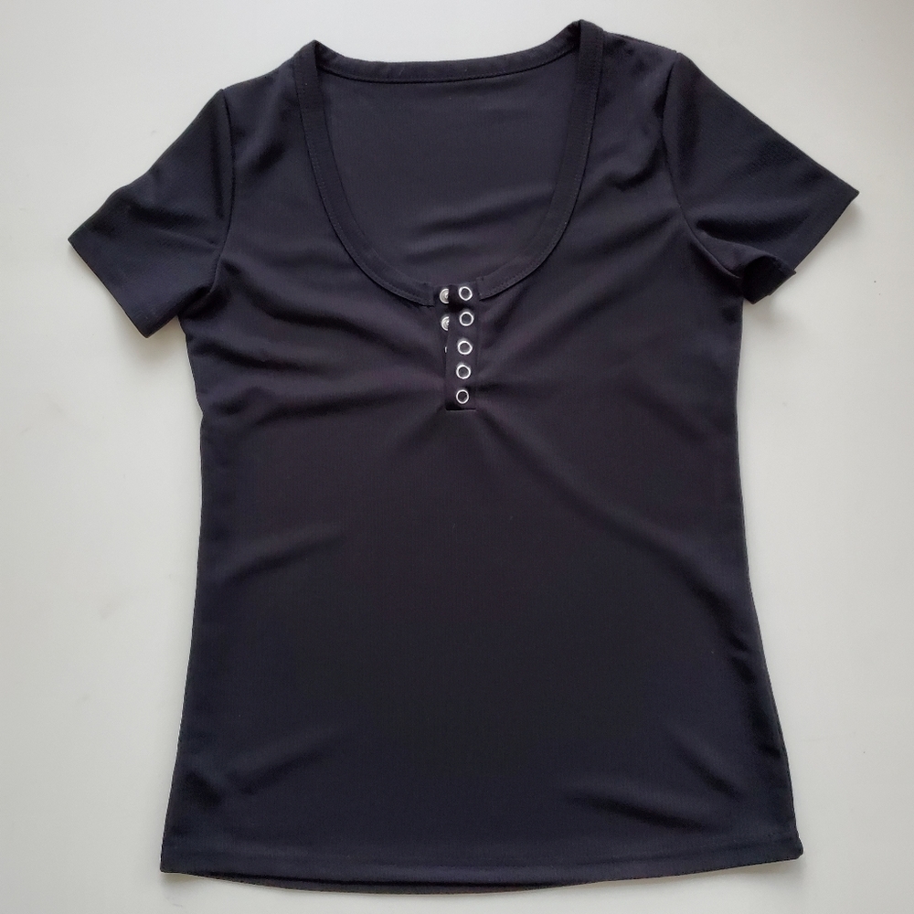 Short sleeve with 5 snap buttons black t-shirt